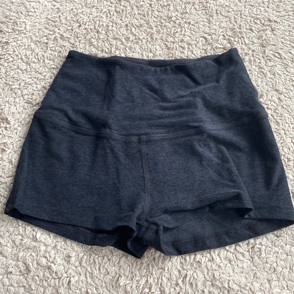 Beyond yoga space dye high rise hot shorts